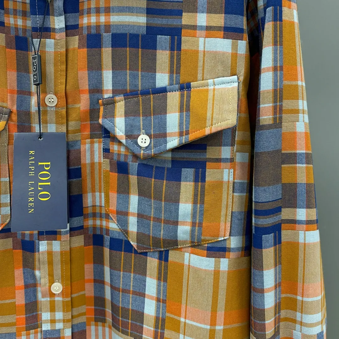 🅿️310 Ralph Lauren/Ralph Lauren cotton plaid shirt is made of 100% pure cotton. The cotton fiber is naturally mild and non-irritating to the skin. It is suitable for people of all skin types. The high-density weaving method gives the fabric a crisp texture and is not easy to deform and pill. It can still maintain a neat fit after multiple washings. It is durable and has a loose fit. The upper body is three-dimensional and the lines are smooth and natural. From the shoulder line to the waistline to the hem, the line transition is smooth without unnecessary wrinkles or accumulation. Overall neat and comfortable. Size: S M L XL